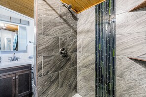 Dusche, Handtücher, Toilettenpapier