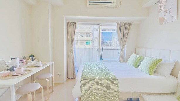 A bedroom with a bed, a desk with chairs, and a window with curtains. - Kinshicho Station, sightseeing area ・Near Tokyo Skytree and Asakusa, sightseeing area ・Direct access to airport (墨田区太平2－9－5)