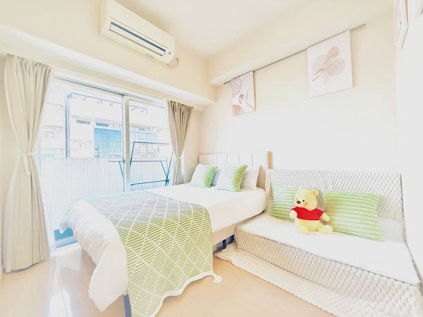 Une chambre d  ’hôtel avec un lit, un canapé et une fenêtre.