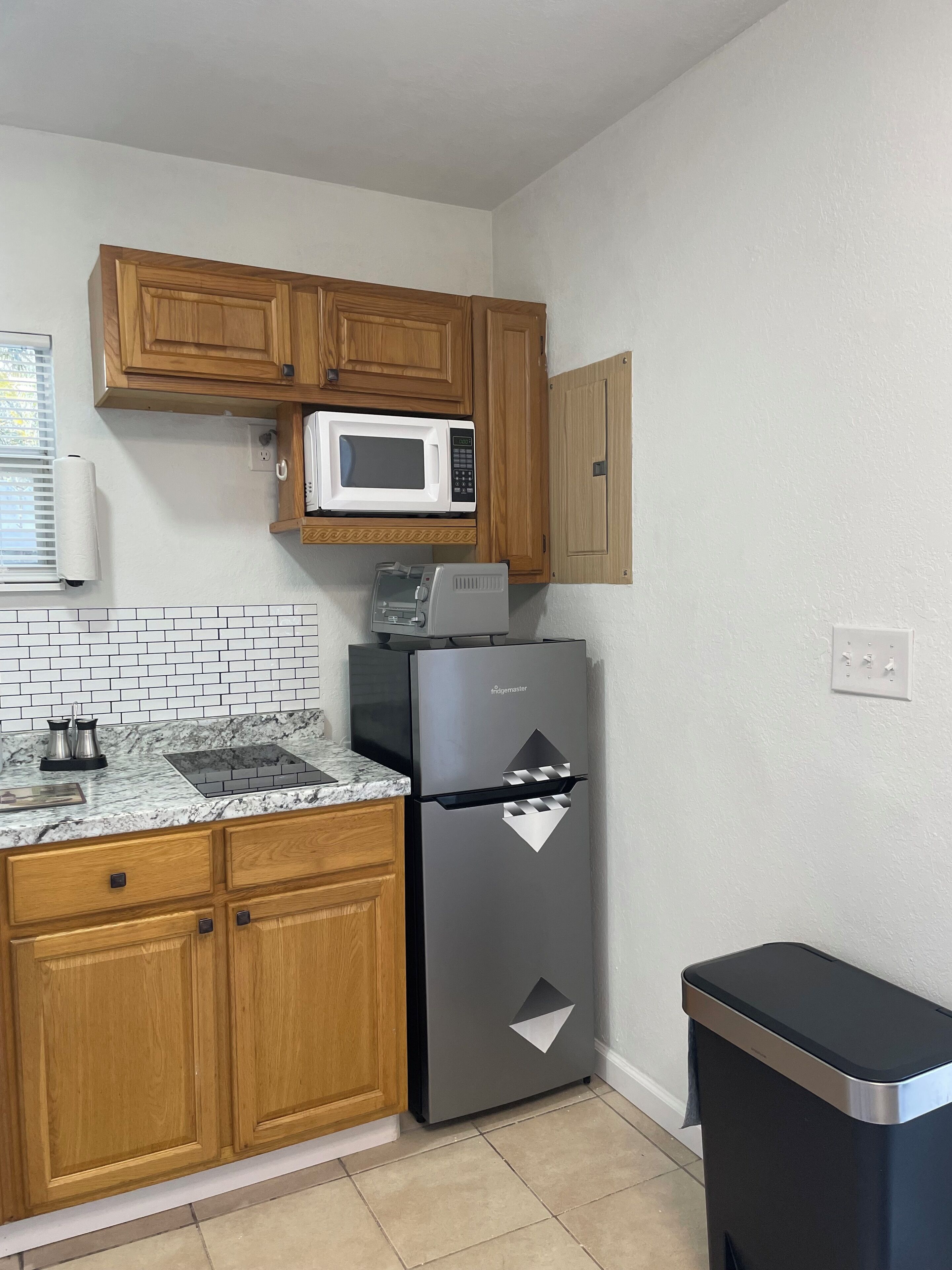 Réfrigérateur, micro-ondes, plaque de cuisson, cafetière/bouilloire