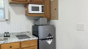 Kühlschrank, Mikrowelle, Herdplatte, Wasserkocher mit Kaffee-/Teezubehör