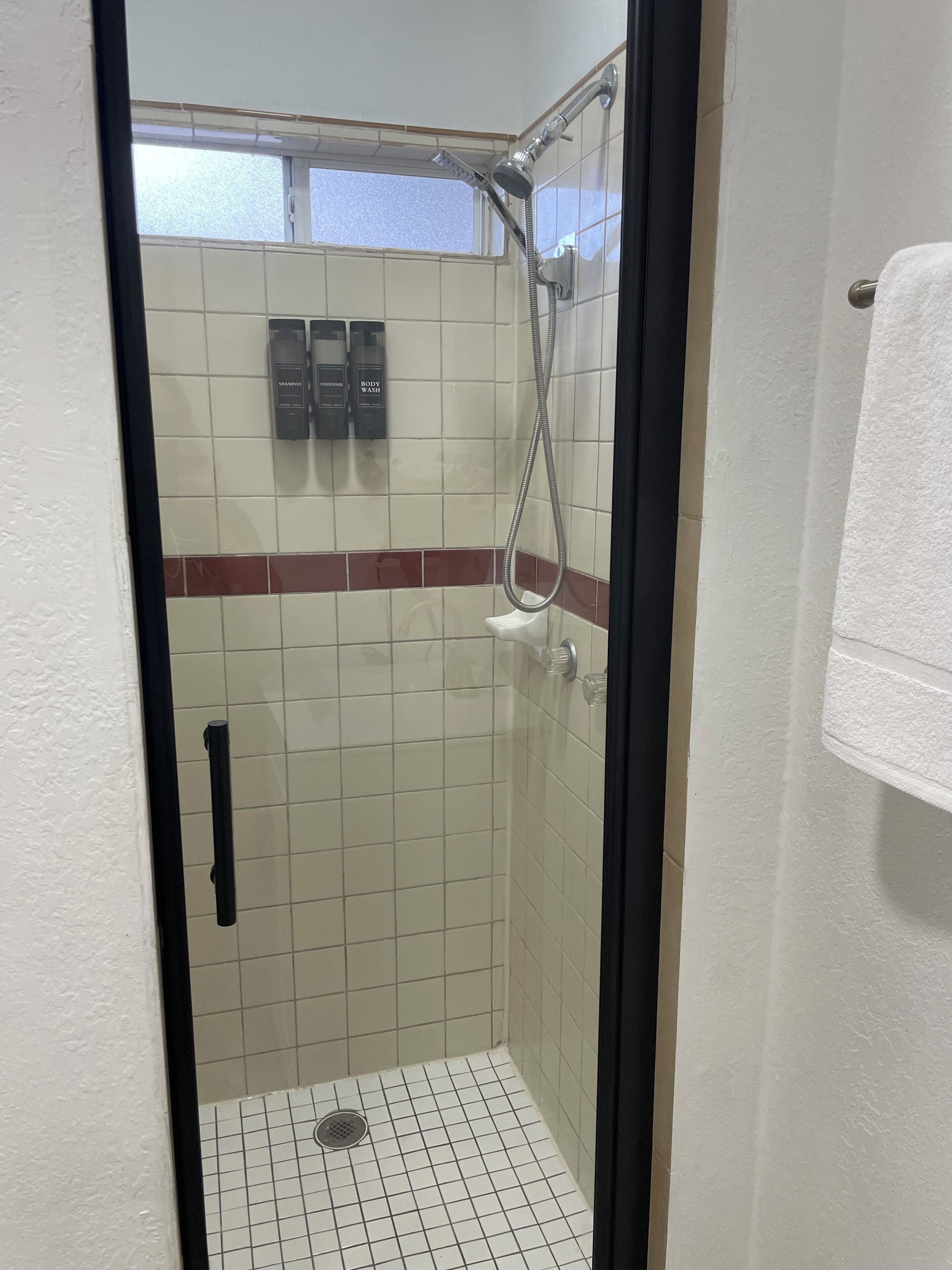 Een douche, een haardroger, handdoeken, zeep