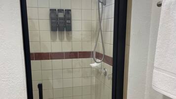 Een douche, een haardroger, handdoeken, zeep