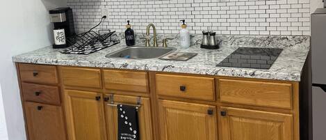 Refrigerador, microondas, placa de cocina, cafetera/tetera