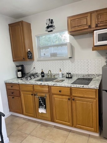Fridge, microwave, stovetop, coffee/tea maker. Relaxing Wilson Tiny house