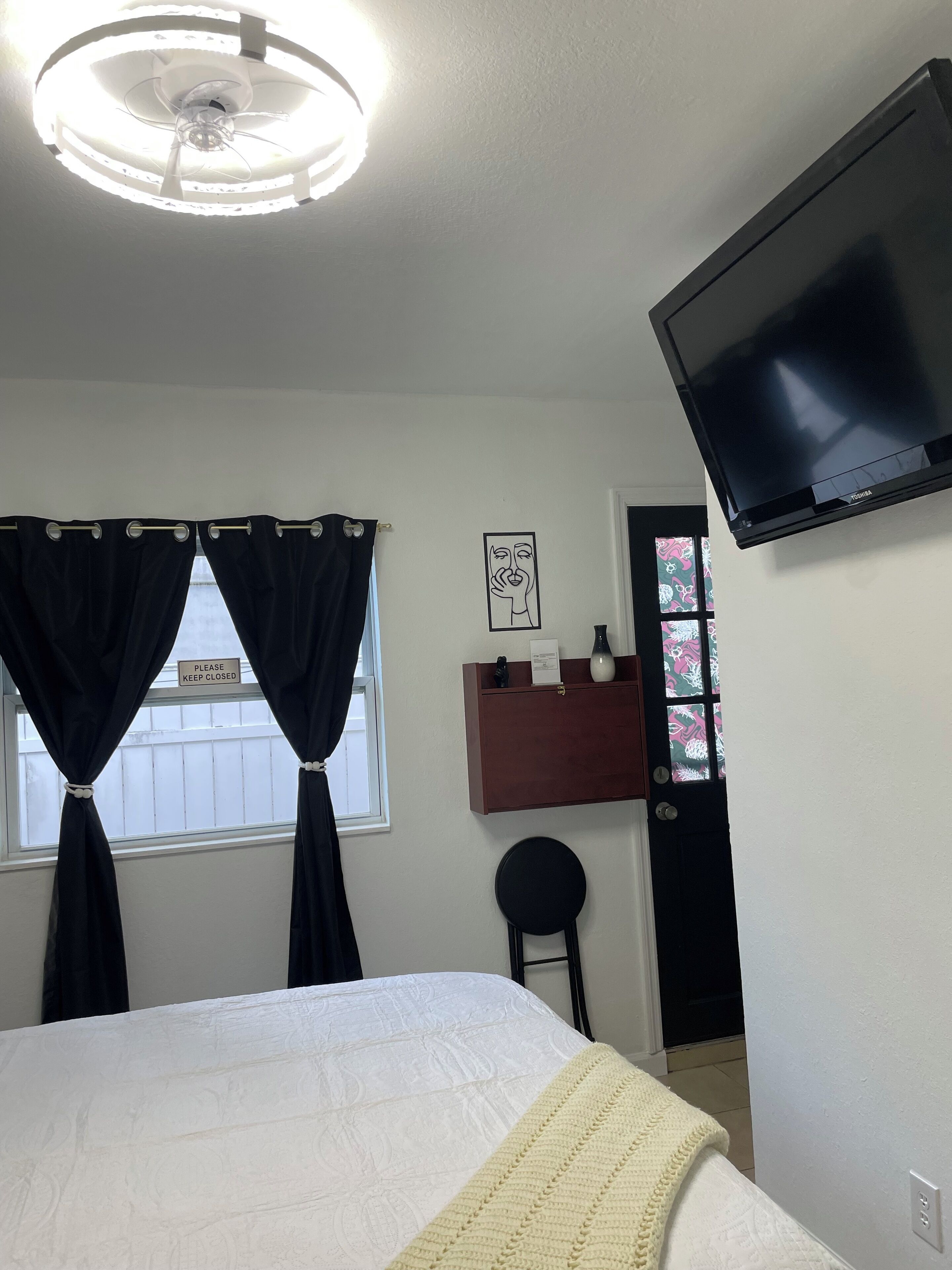 Een strijkplank/strijkijzer, wifi, beddengoed