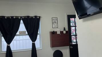 Een strijkplank/strijkijzer, wifi, beddengoed