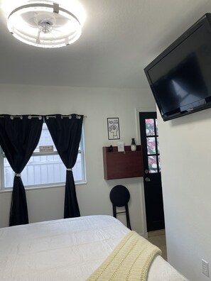 Een strijkplank/strijkijzer, wifi, beddengoed