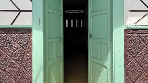 A green door with a sign above it. - Casa colonial con encanto en Sonsón (Sonsón)