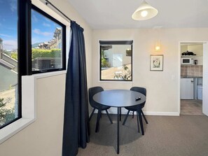 Dining - Cosy Central Brunswick Street Retreat (Queenstown)