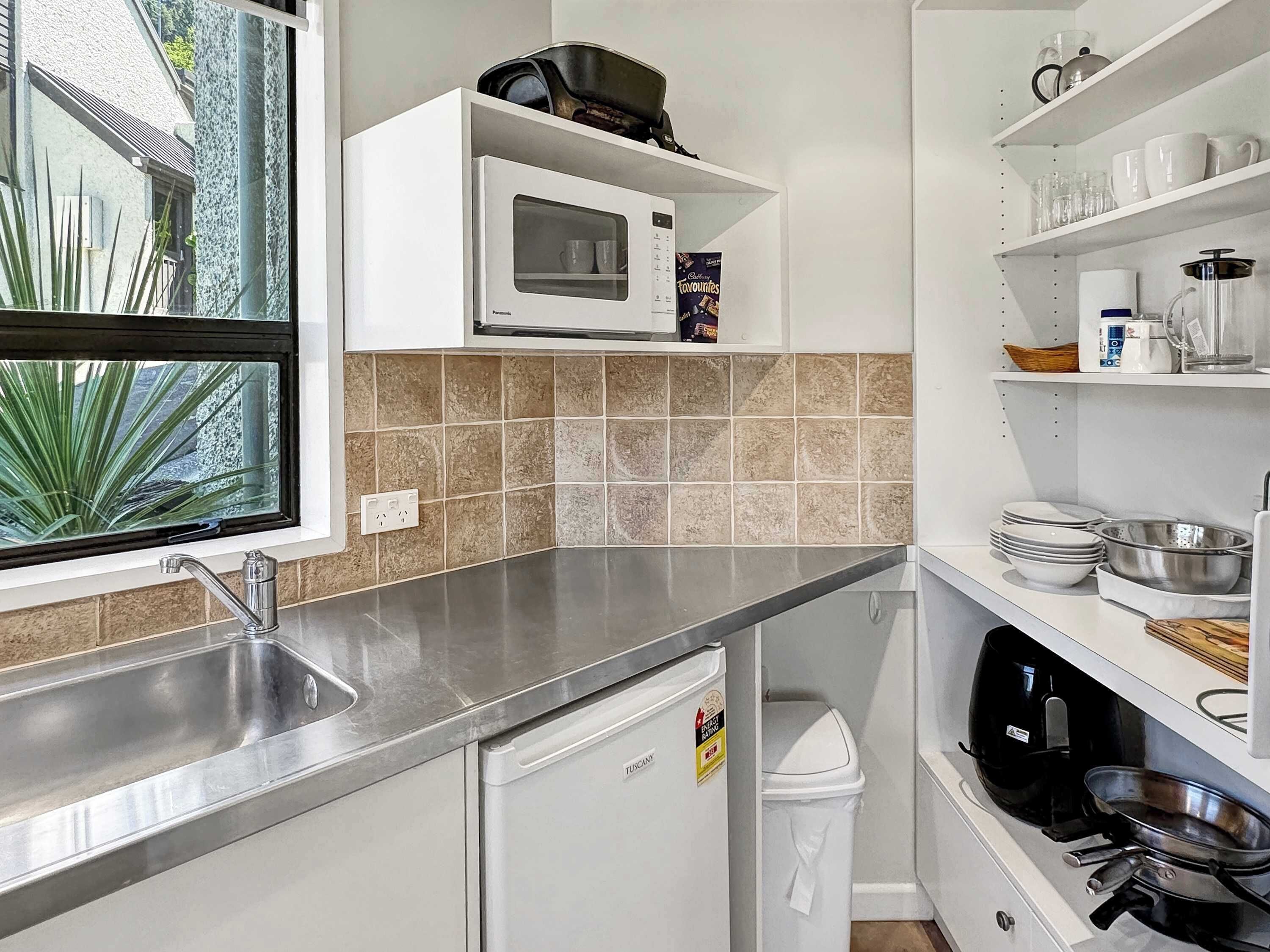 Geladeira, micro-ondas, cooktop, lava-louças