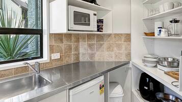 Geladeira, micro-ondas, cooktop, lava-louças