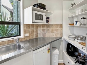 Geladeira, micro-ondas, cooktop, lava-louças