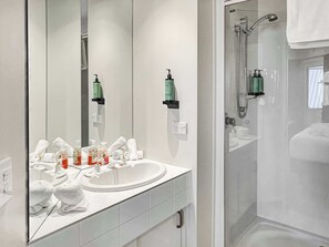 Shower, hair dryer, towels - Cosy Central Brunswick Street Retreat (Queenstown)