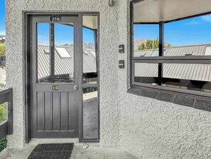 Exterior detail - Cosy Central Brunswick Street Retreat (Queenstown)