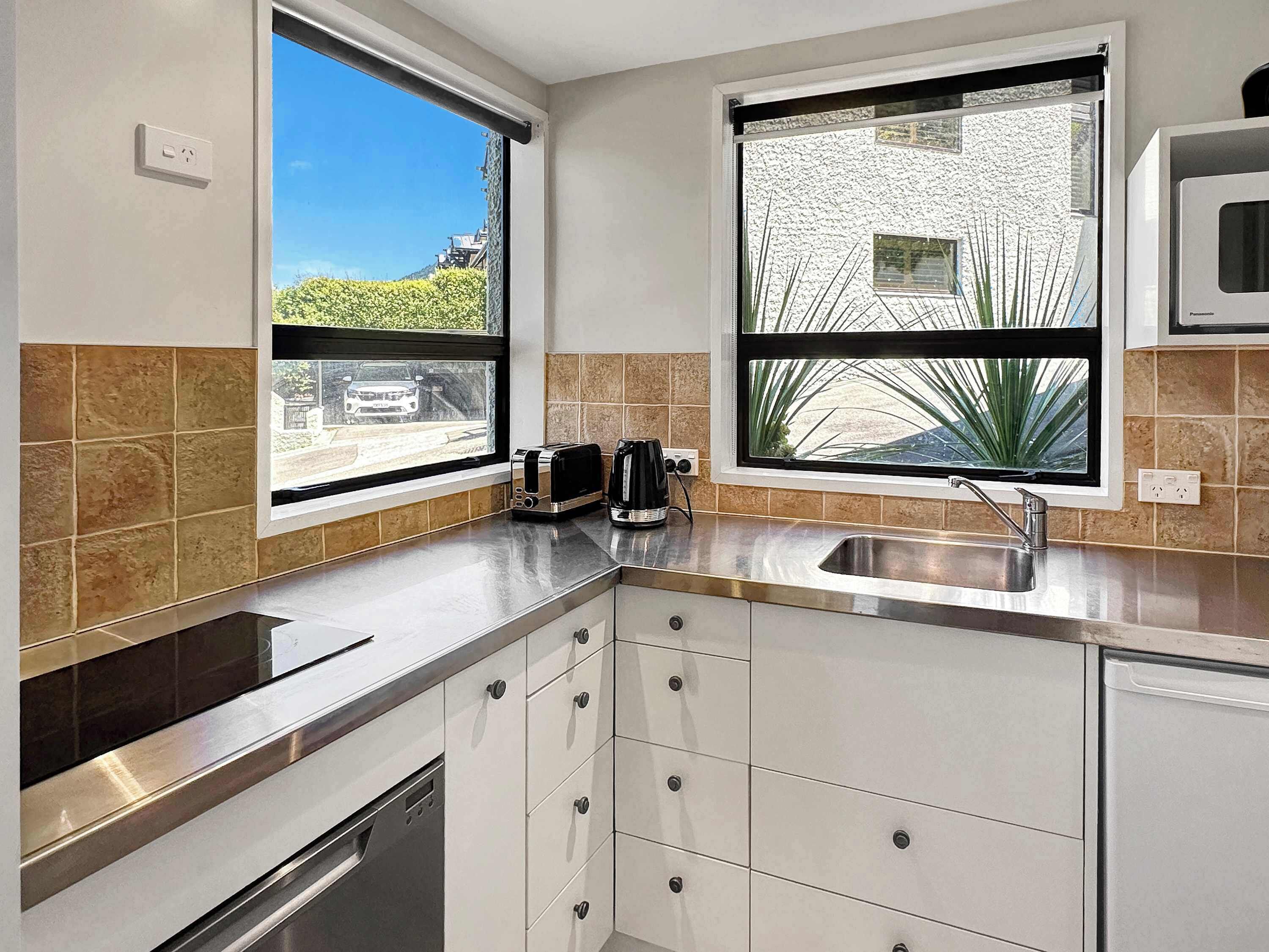 Refrigerador, microondas, placa de cocina, lavavajillas