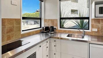 Refrigerador, microondas, placa de cocina, lavavajillas