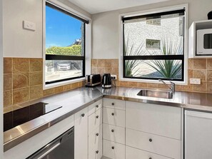 Kjøleskap, mikrobølgeovn, kokeplater og oppvaskmaskin