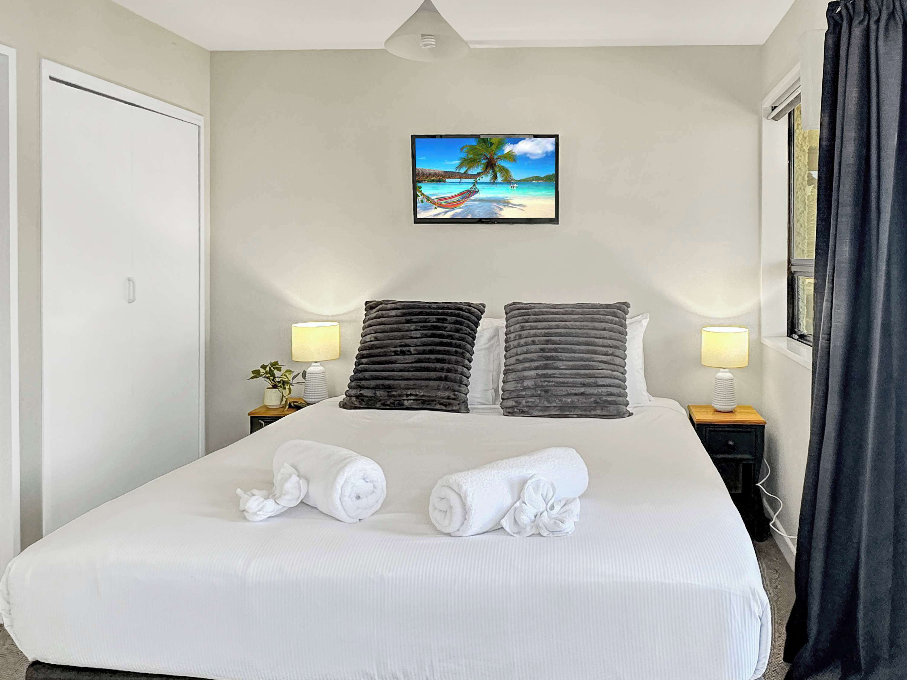 Iron/ironing board, WiFi, bed sheets