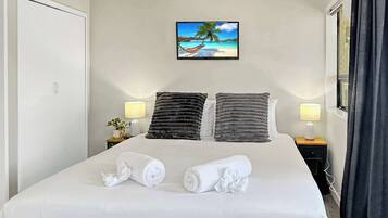 Iron/ironing board, WiFi, bed sheets