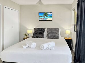 Iron/ironing board, WiFi, bed sheets - Cosy Central Brunswick Street Retreat (Queenstown)