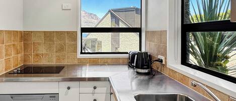 Een koelkast, een microgolfoven, een kookplaat, een vaatwasser