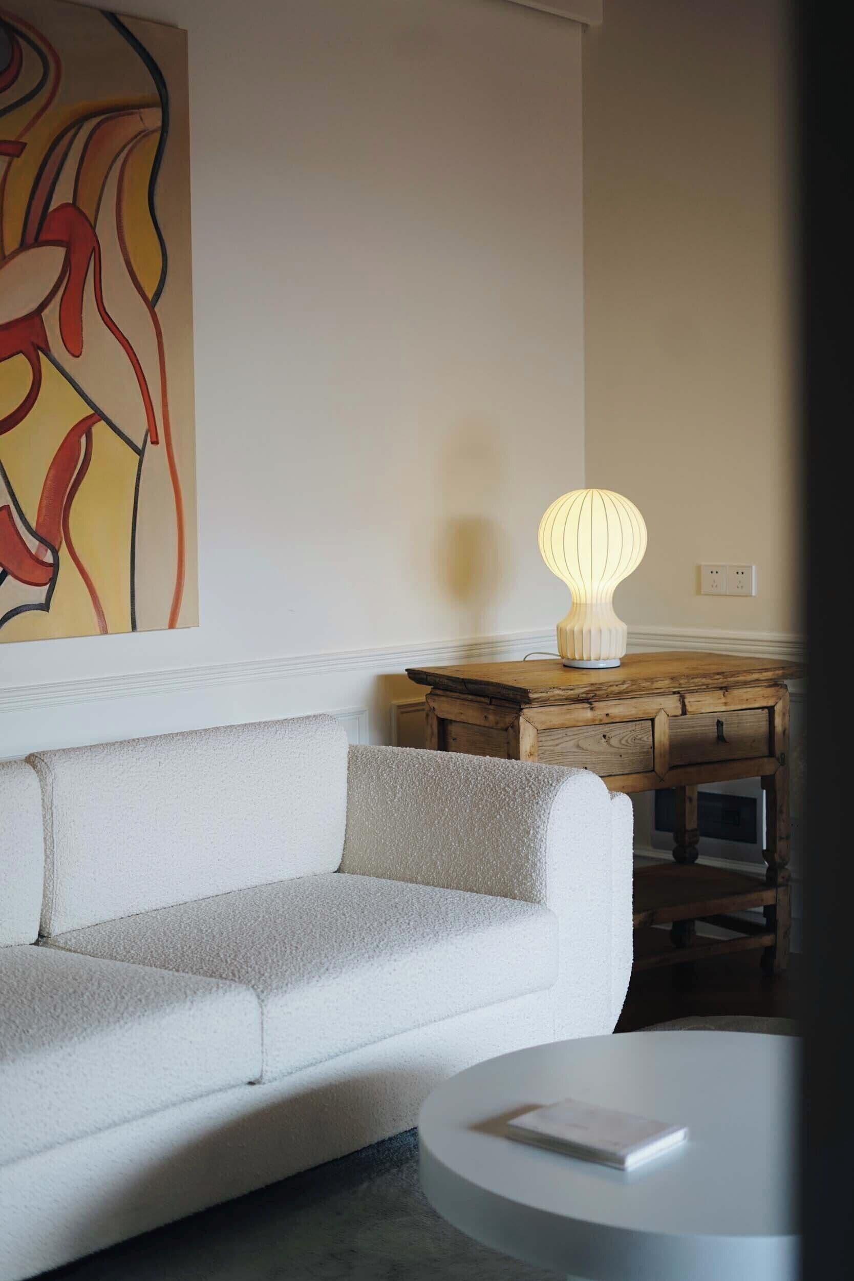 مكتب ومساحة عمل للكمبيوتر المحمول وستائر تعتيم وواي فاي مجانًا