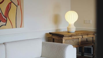 Escritorio, espacio para trabajar con laptop y cortinas blackout