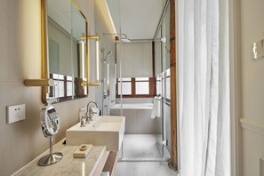 Suite supérieure, vue sur la cour intérieure | Salle de bain | Articles de toilette (gratuits), séchoir à cheveux, pantoufles