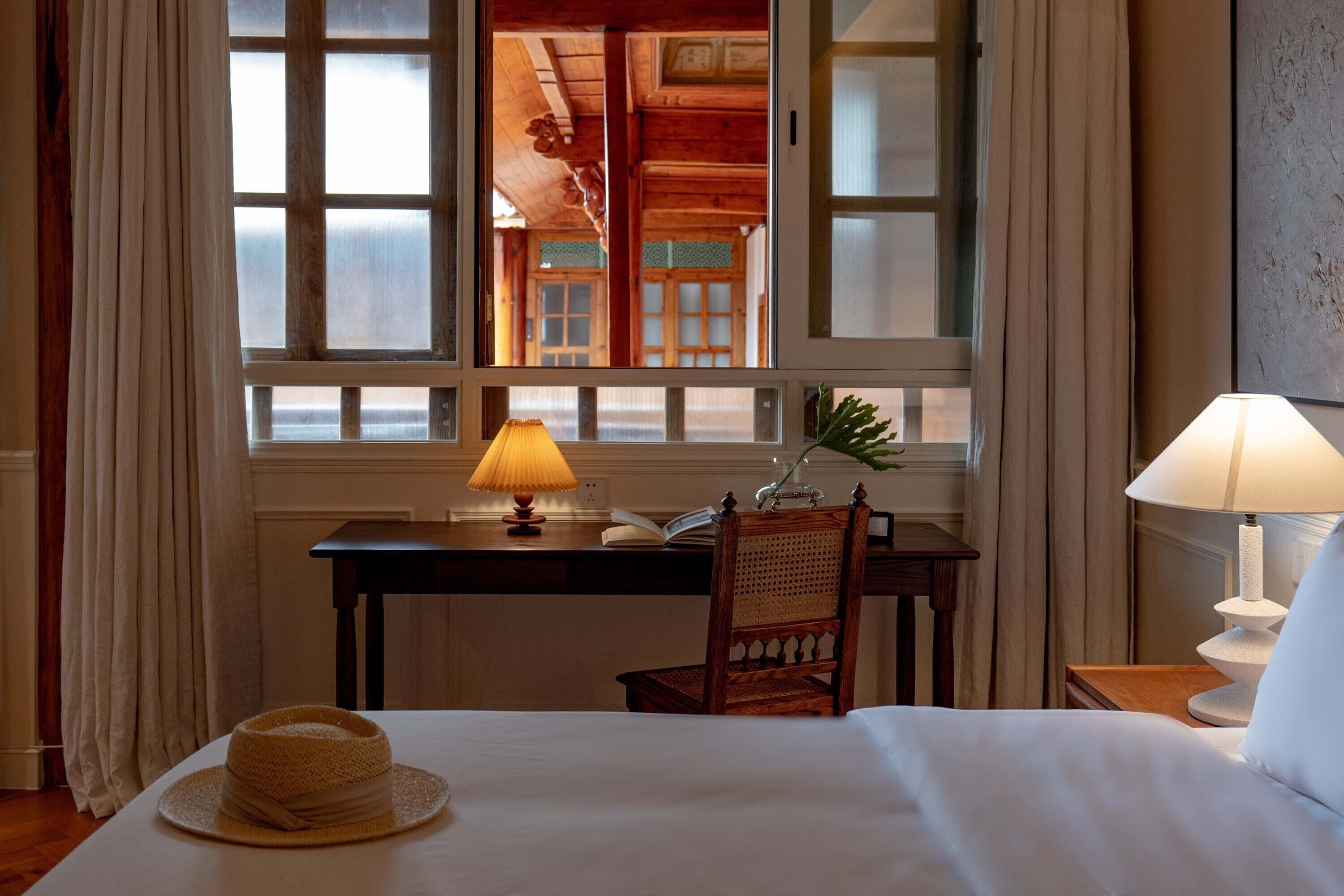 Escritorio, espacio para trabajar con laptop y cortinas blackout 