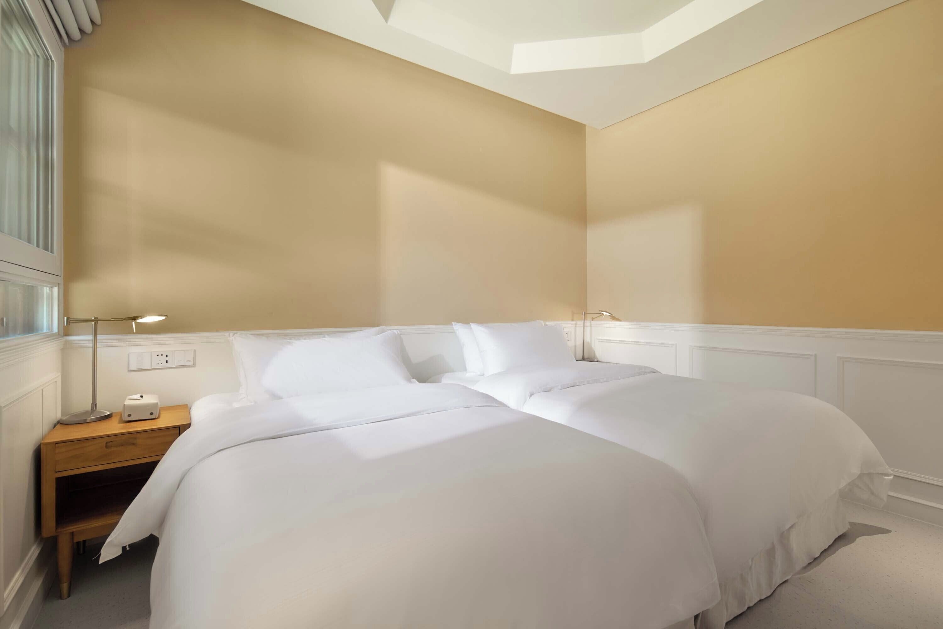 Standard-Zweibettzimmer, Blick auf den Innenhof | Wohnbereich | Fernseher