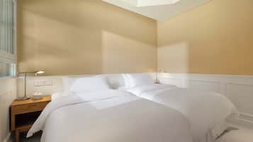 Standard-Zweibettzimmer, Blick auf den Innenhof | Wohnbereich | Fernseher