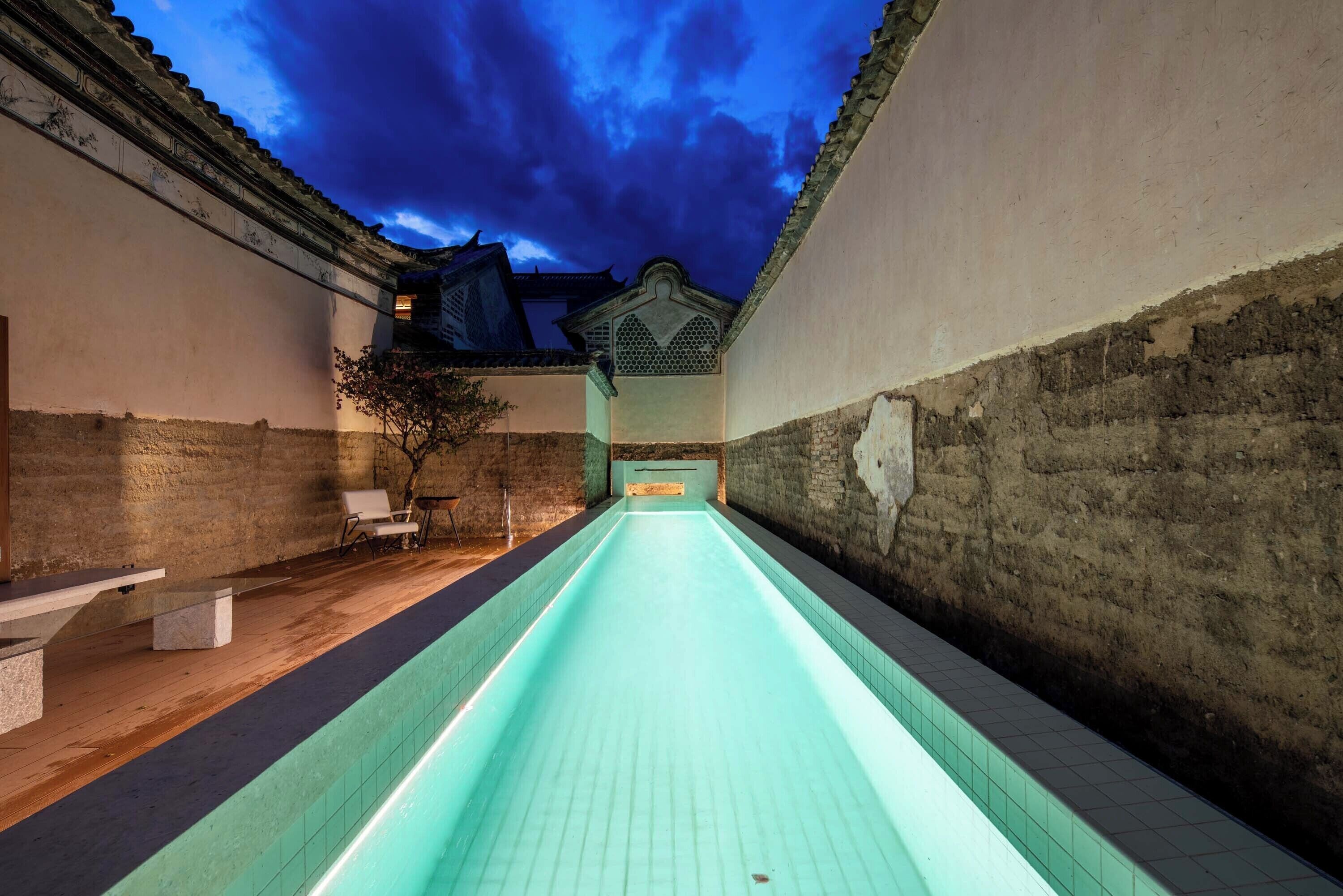 季节性开放的室外游泳池