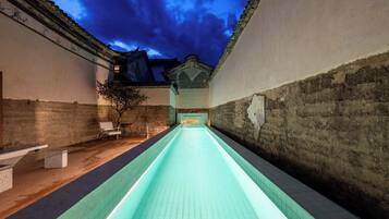 Una piscina al aire libre de temporada