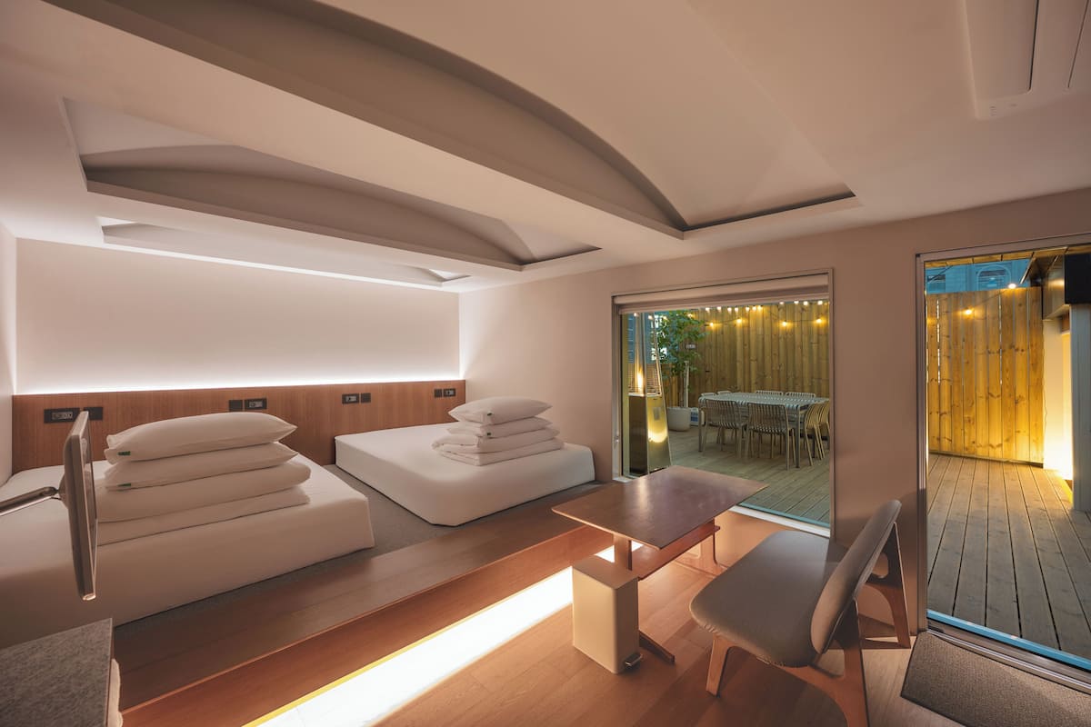 Premium bedding, in-room safe, free WiFi, bed sheets