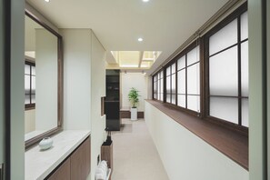 Premium bedding, in-room safe, free WiFi, bed sheets - Han Suite Seoul (Seoul)