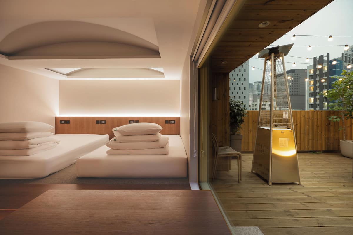 Premium bedding, in-room safe, free WiFi, bed sheets