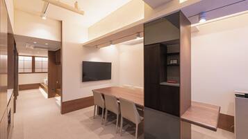 Family Suite, City View | Living area