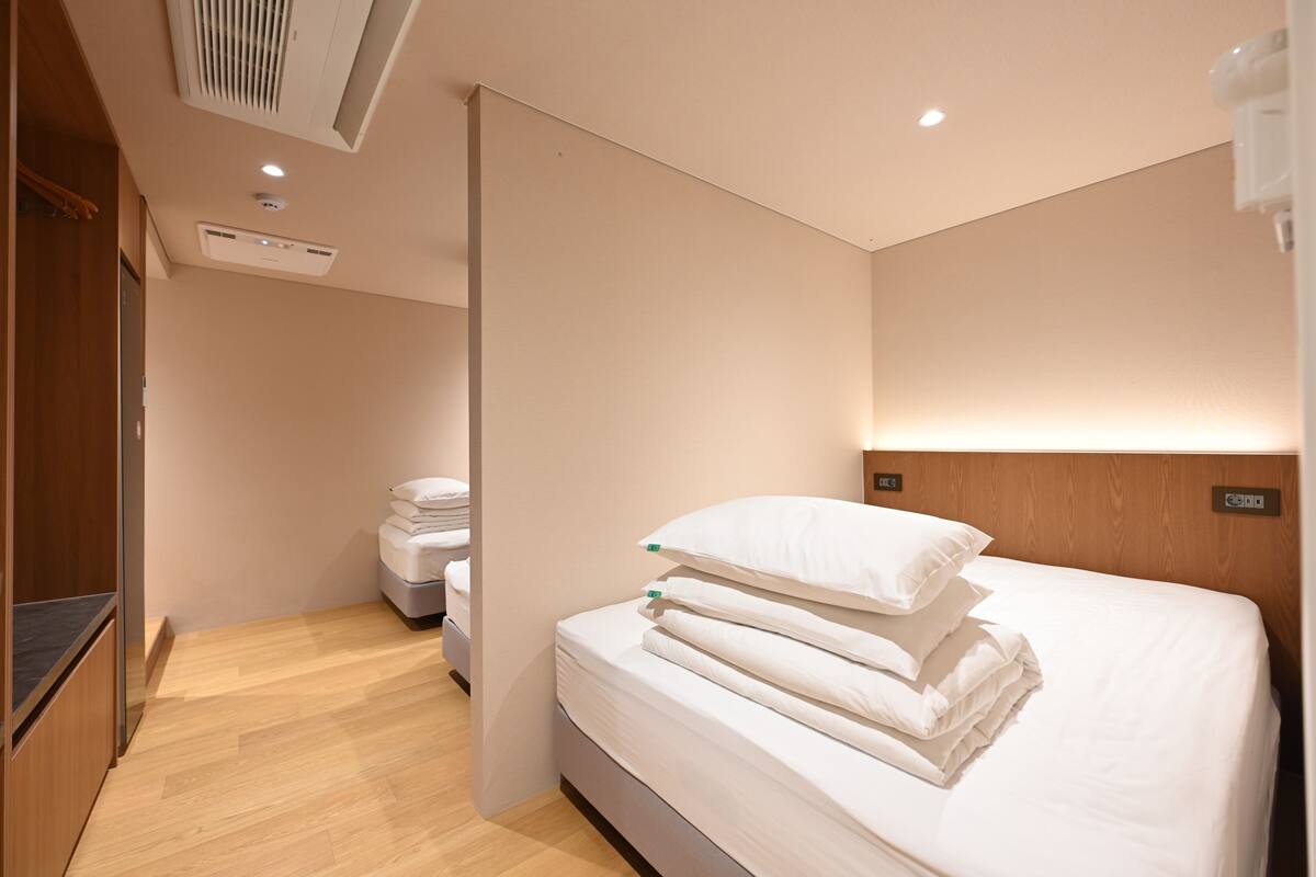 Suíte grand, vista para a cidade | Roupas de cama premium, edredons de pluma, camas com colchões pillow-top