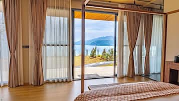 Alpehytte – superior, utsikt mot innsjø | Blendingsgardiner, strykejern/-brett, wi-fi (inkludert) og sengetøy