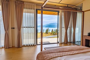 Superior-chalet, järvinäköala | Pimennysverhot, silitysrauta/-lauta, ilmainen Wi-Fi, vuodevaatteet