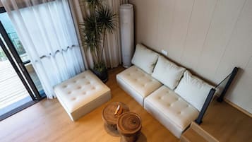 Luxury House, Lake View | Blackout drapes, iron/ironing board, free WiFi, bed sheets