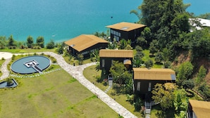 A coastal resort with modern buildings, a circular pool, and a stone pathway. - Wanluhu Xingyue Homestay (Heyuan)