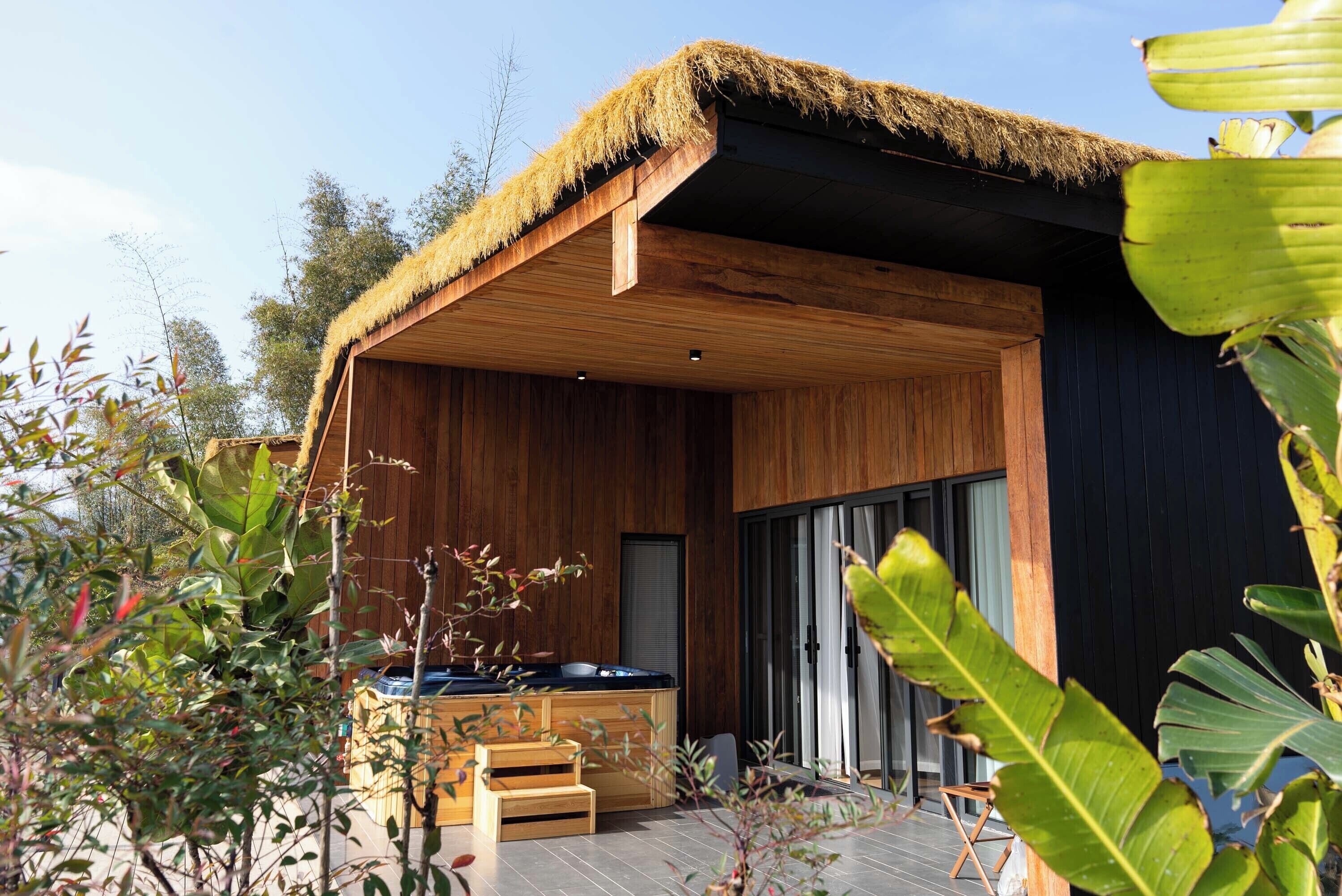 Luksussuite, utsikt mot innsjø | Bad | Kildevannsbadekar, regndusjhode, toalettartikler (inkludert) og hårføner