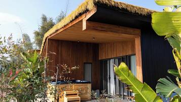 Luksussuite, utsikt mot innsjø | Bad | Kildevannsbadekar, regndusjhode, toalettartikler (inkludert) og hårføner