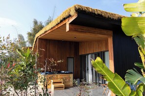 Bañera con aguas termales, cabezal de ducha tipo lluvia