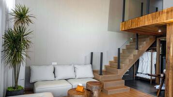 Luxury House, Lake View | Blackout drapes, iron/ironing board, free WiFi, bed sheets