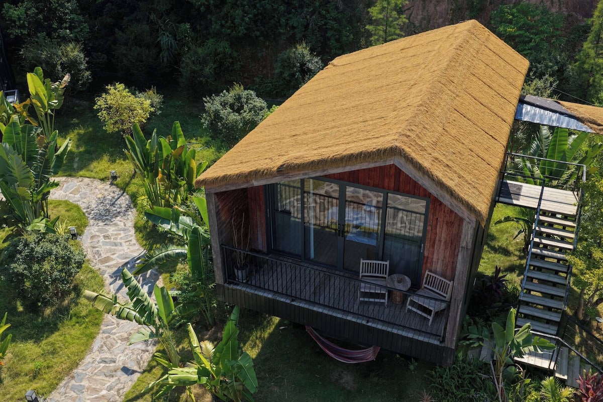 Senior Chalet, Lake View | Blackout curtains, iron/ironing board, free WiFi, bed sheets