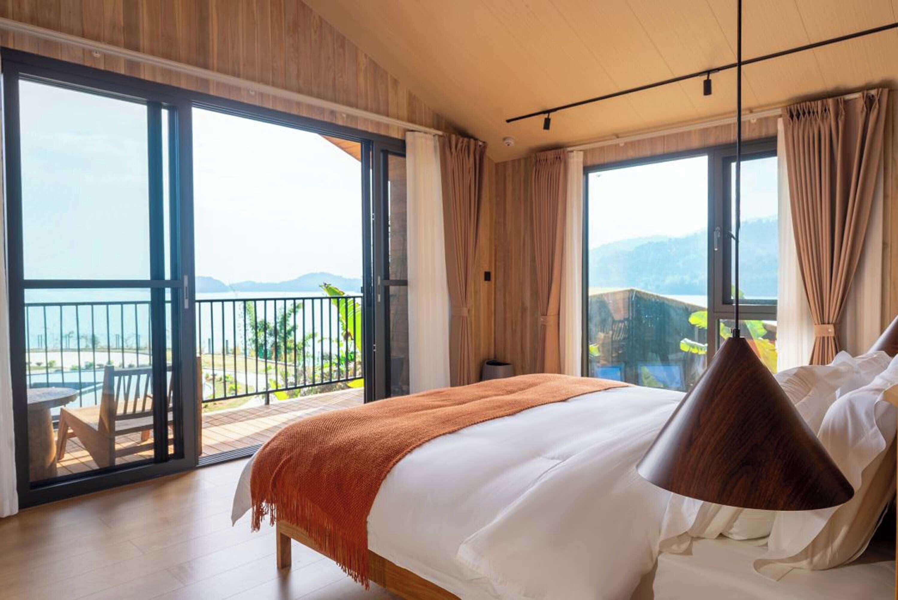 Senior Chalet, Lake View | Blackout curtains, iron/ironing board, free WiFi, bed sheets