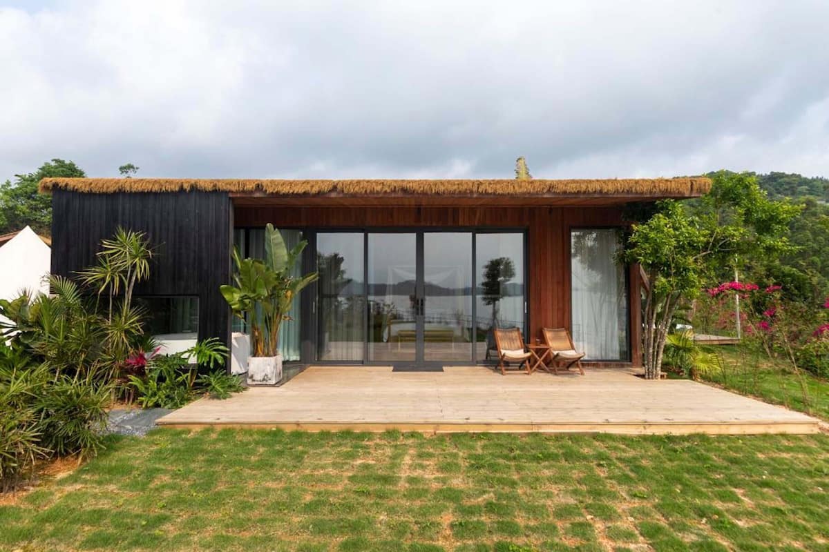 Signature Chalet, Lake View | Blackout curtains, iron/ironing board, free WiFi, bed sheets